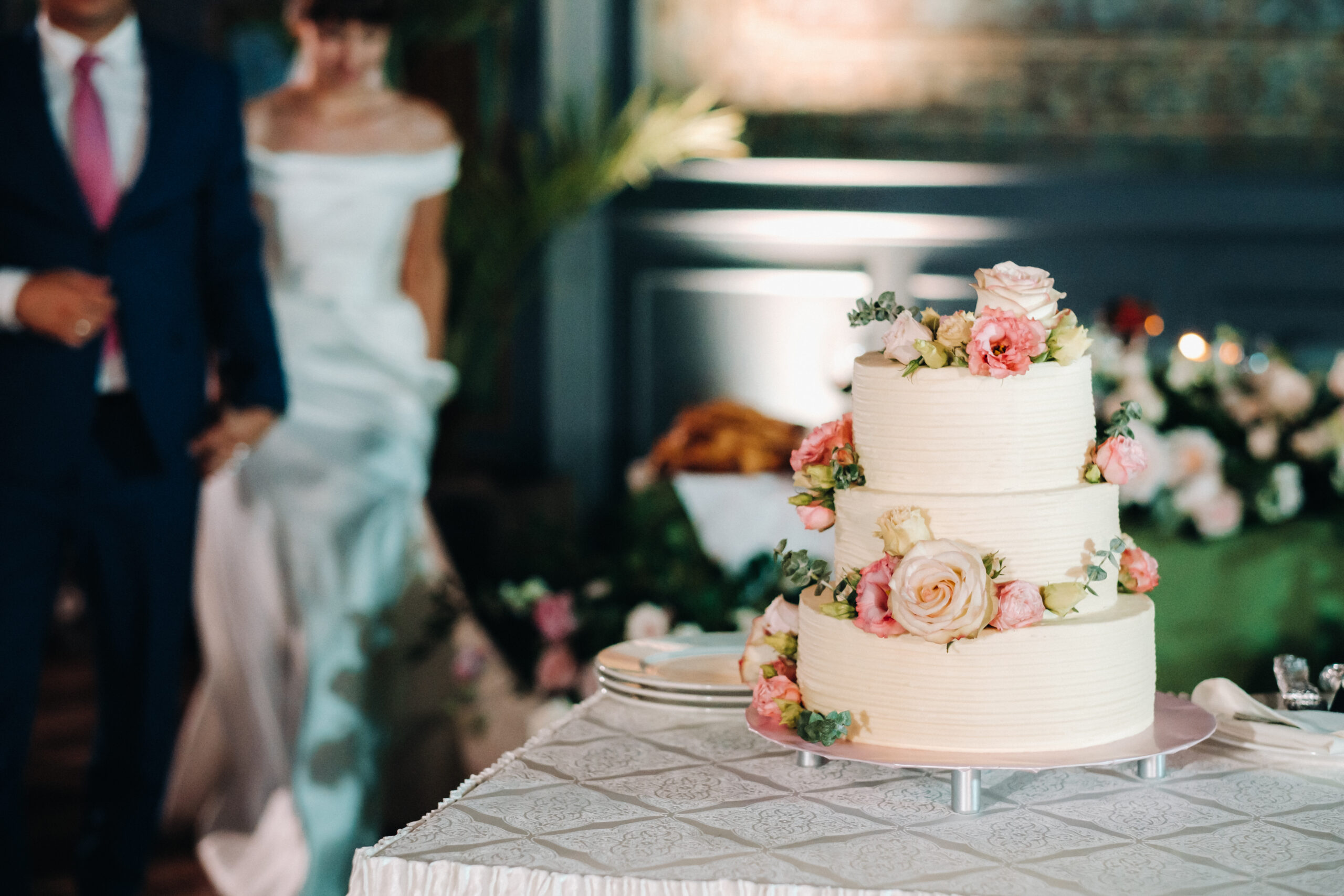 Elegant-wedding-cake-at-the-wedding-in-three-tiers-T428H8K-scaled.jpg